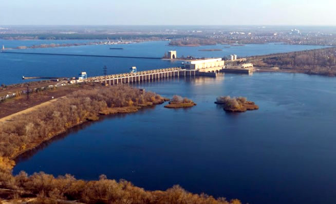 Rusët akuzojnë Ukrainën se ka sulmuar digën në Kherson