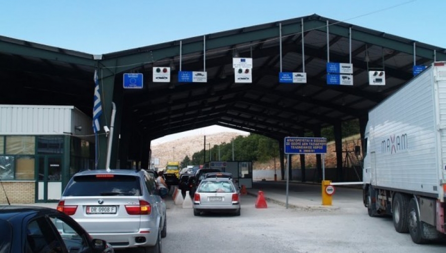 Mallra kontrabandë në Kapshticë, arrestohet doganieri dhe 2 persona të tjerë