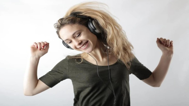 Këto 5 këngë ju bëjnë të gëzoheni sipas shkencës