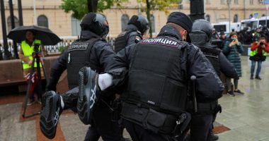 VIDEO/ Policia ruse bastis rrugët, merr burrat me forcë për t’i dërguar në luftë