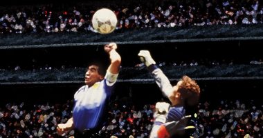 Topi me të cilin Maradona shënoi golin e “Dorës së Zotit” do të dalë në shitje për një shifër të lartë