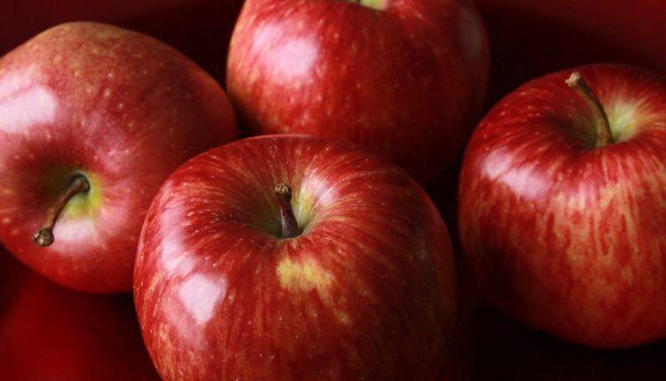 Si të dalloni nëse mollët janë të freskëta apo jo? Ky truk do t’ju ndihmojë
