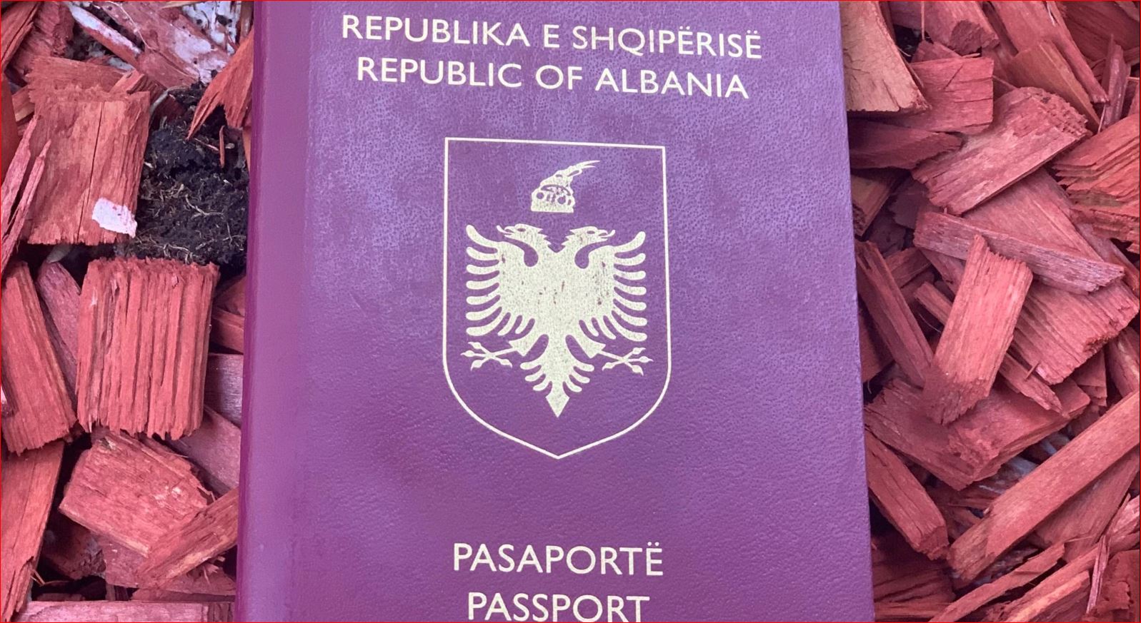 “Pasaportat e arta” fusin në sherr Shqipërinë me BE-në