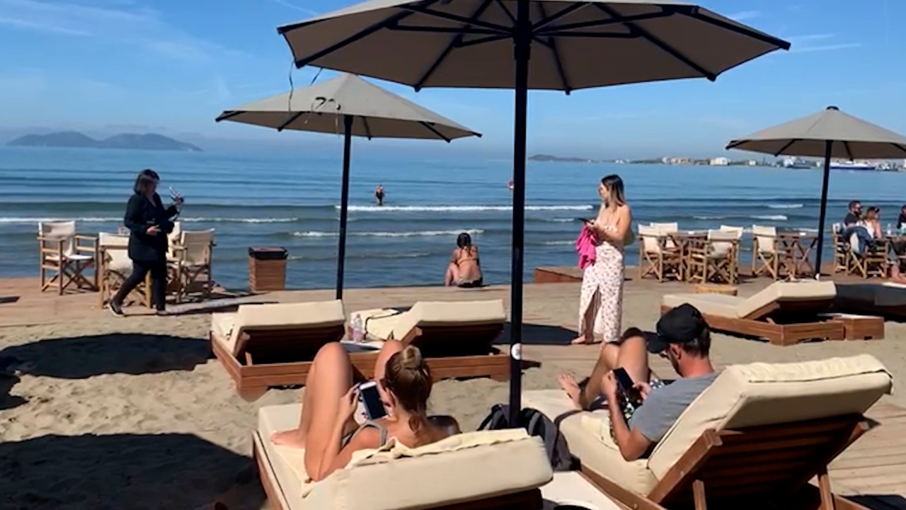 VIDEO/ Në Vlorë po bëhet plazh edhe në tetor