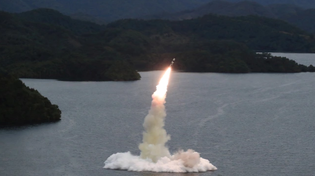 Koreja e Veriut lëshon dy raketa afër territorit të Koresë së Jugut, çfarë po përgatit Kim Jong Un