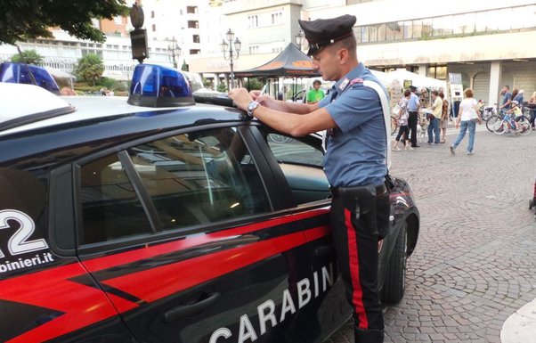 Ndjekje si nëpër filma, shqiptari shtyp gazin për t’i shpëtuar policisë italiane, çfarë iu gjet në makinë