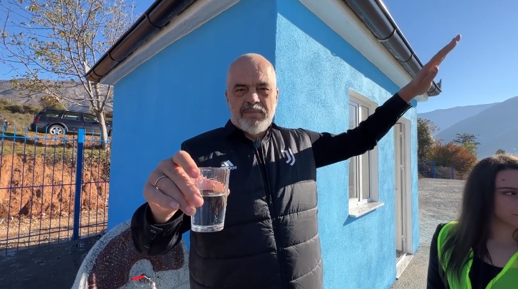 Rama, dolli me ujë në Dibër: Të rrojë PS, se ajo solli ujin këtu! Pa ne, gjithçka bëhet fushë