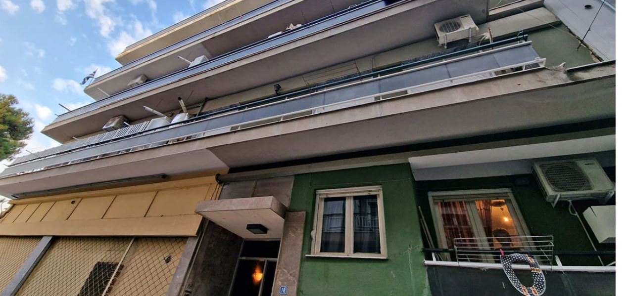 Nëna gjen të pajetë djalin në apartament, dyshohet se u vra nga babai