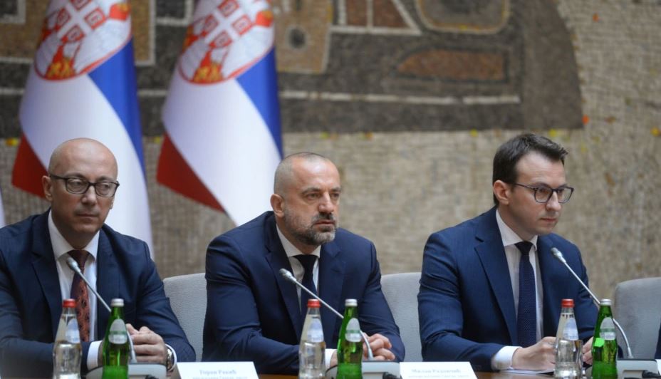 Lista Serbe kërkon takim urgjent me Vuçiçin për shkak të targave