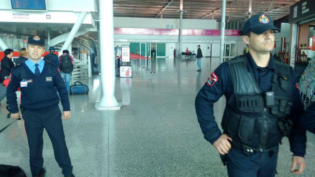 Britaniku vjedh çantën e shqiptarit në aeroportin e Rinasit, kapet nga policia