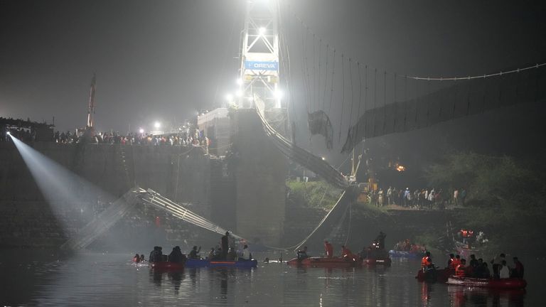 VIDEO/ Momenti tragjik kur shembet ura në Indi