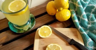 Pini ujë me limon dhe shpëtoni nga një problem që shqetëson shumicën e njerëzve