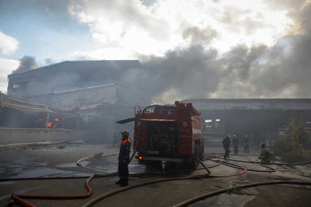 Forcat ruse bombardojnë tregun plot me njerëz, raportohet për të vrarë dhe të plagosur