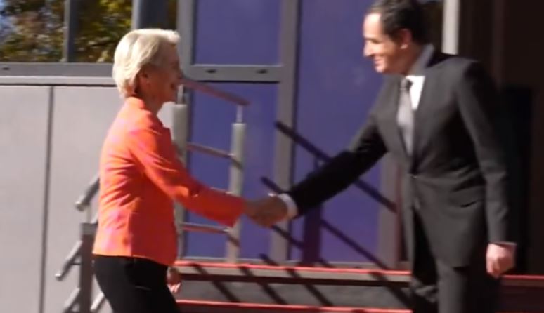 Vor Der Leyen shtrëngon duart me Kurtin: Do të mbështesim Kosovën ne çdo mënyrë