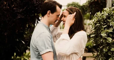Kushtojini vëmendje, 3 shenja që tregojnë se ai është i dashuruar me ju