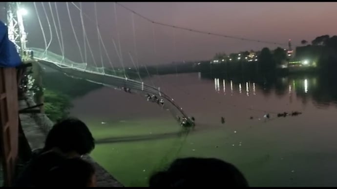 Tragjedi në Indi, ura shembet disa ditë pasi u riparua, mbi 30 njerëz te vdekur
