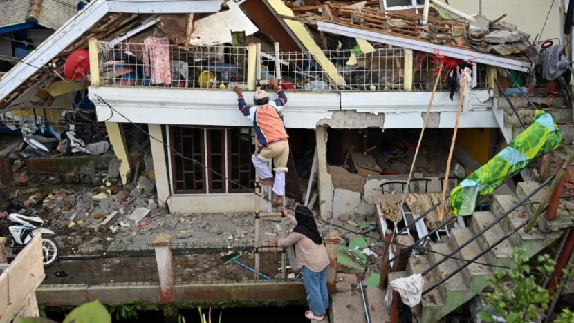 Tërmeti me 162 viktima në Indonezi, punonjësit e shpëtimit në garë me kohën për të gjetur të mbijetuar