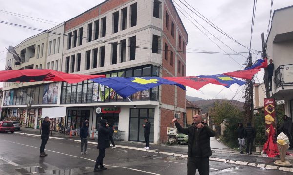 Çfarë po ndodh në Veri? Shqiptarët i kundërpërgjigjen protestës së serbëve me flamuj të Kosovës dhe ata kuq e zi: Jemi këtu