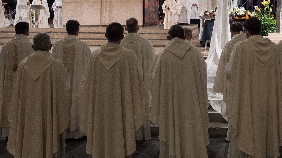 Skandal në Francë, 11 ish-peshkopë akuzohen për dhunë seksuale ndaj të miturve, mes tyre kardinali i emëruar nga Papa Françesku