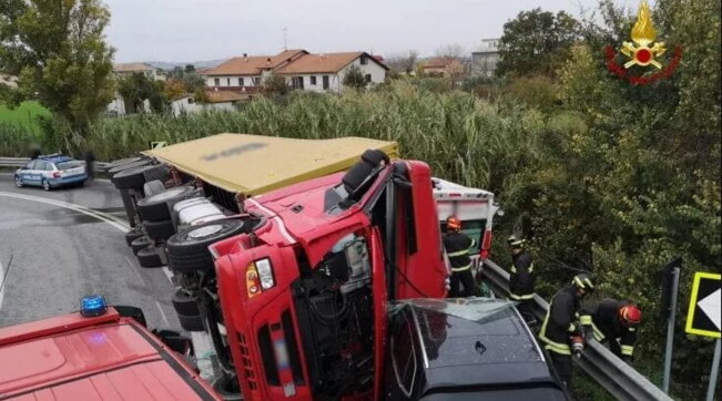 Kamioni “bën petë” ambulancën, vdes shoferi dhe pacienti