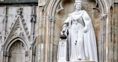 Mbreti Charles zbulon statujën e parë të Mbretëreshës që nga vdekja e saj