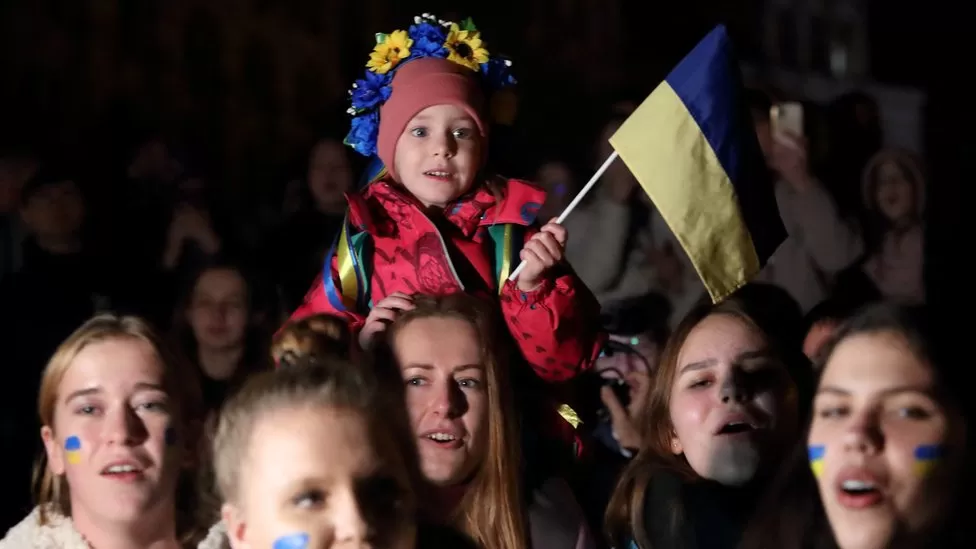 Ukrainasit festojnë rimarrjen e qytetit kryesor Kherson