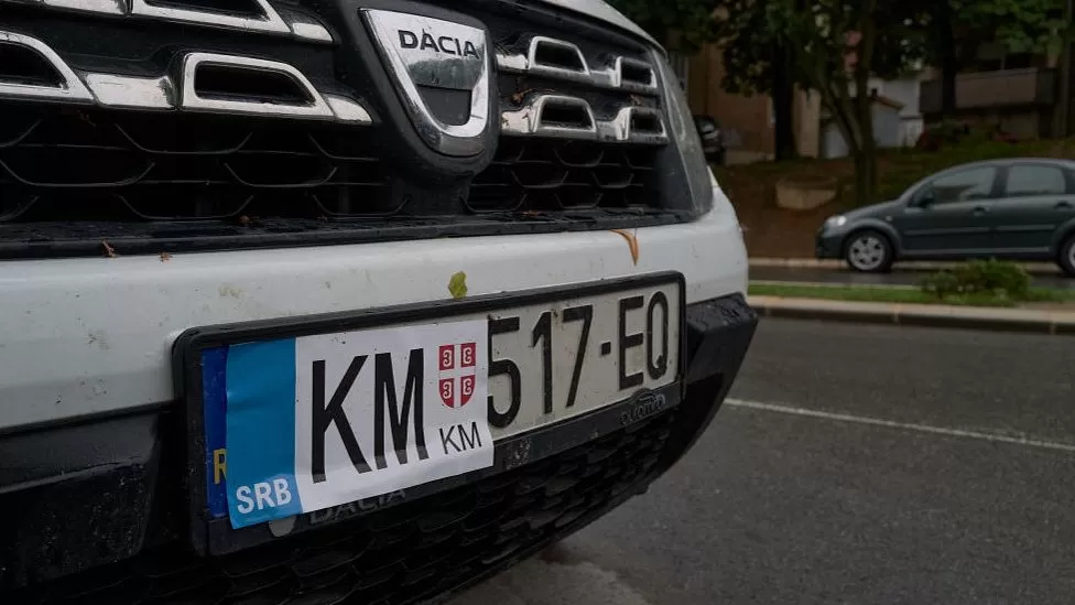 BBC jehonë arritjes së marrëveshjes: BE zbut tensionet për targat e makinave të Kosovës