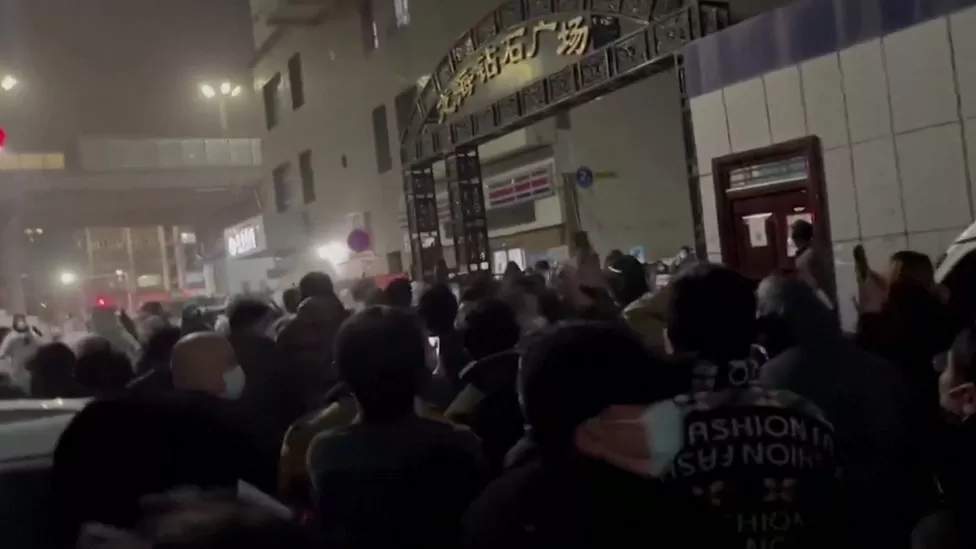 Zjarri vdekjeprurës i rënë në Kinë ”ndez” protestat kundër masave të Covid