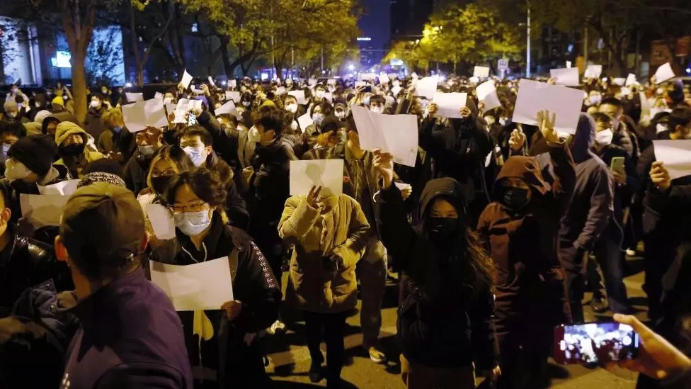 Protesta kundër masave Covid në Kinë, qytetarët përplasje me policinë:  Nuk duam maska por liri!