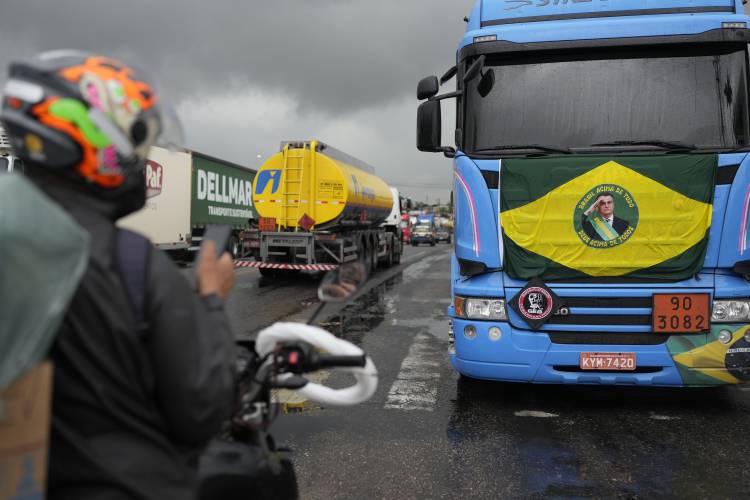 Bolsonaro bën një hap pas, u kërkon mbështetësve të lirojnë rrugët e bllokuara