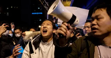 “Xi Jinping, largohu!”, protestat kundër bllokimeve anti-Covid sfidojnë seriozisht regjimin komunist në Kinë