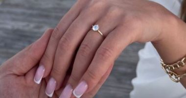 FOTO/Fejohet këngëtari shqiptar, i bën partneres propozimin romantik buzë detit