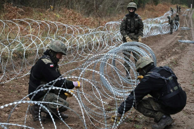 Raketat alarmuan NATO-n, Polonia vendos tel me gjemba përgjatë kufirit rus