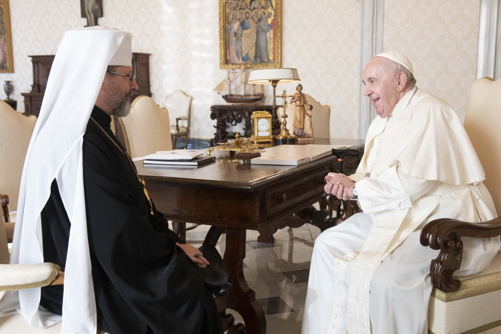 Kreu i kishës ukrainase takohet me Papa Françeskun, objekti i veçantë që i dhuroi