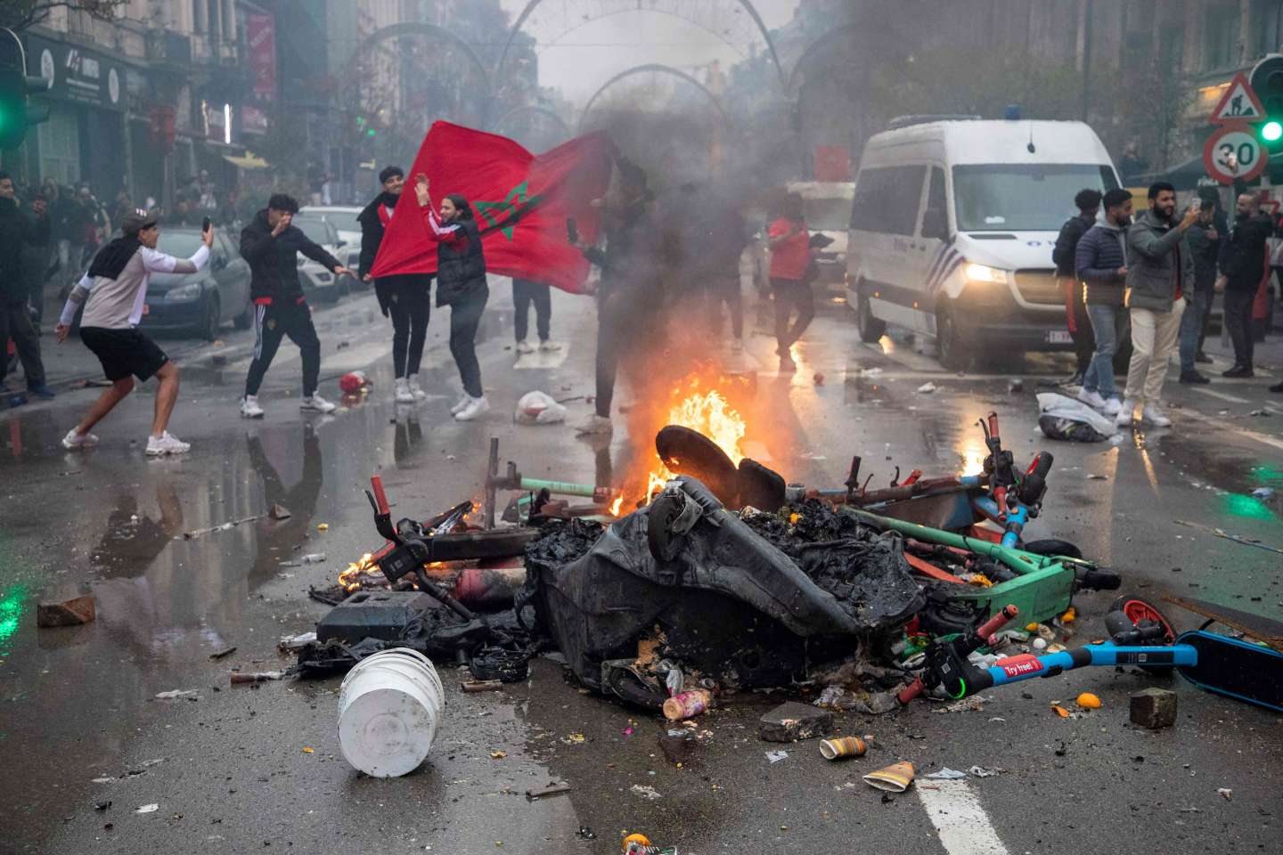 Marokenët “çmenden” pas fitores ndaj Belgjikës, Brukseli “digjet” nga përleshjet e dhunshme