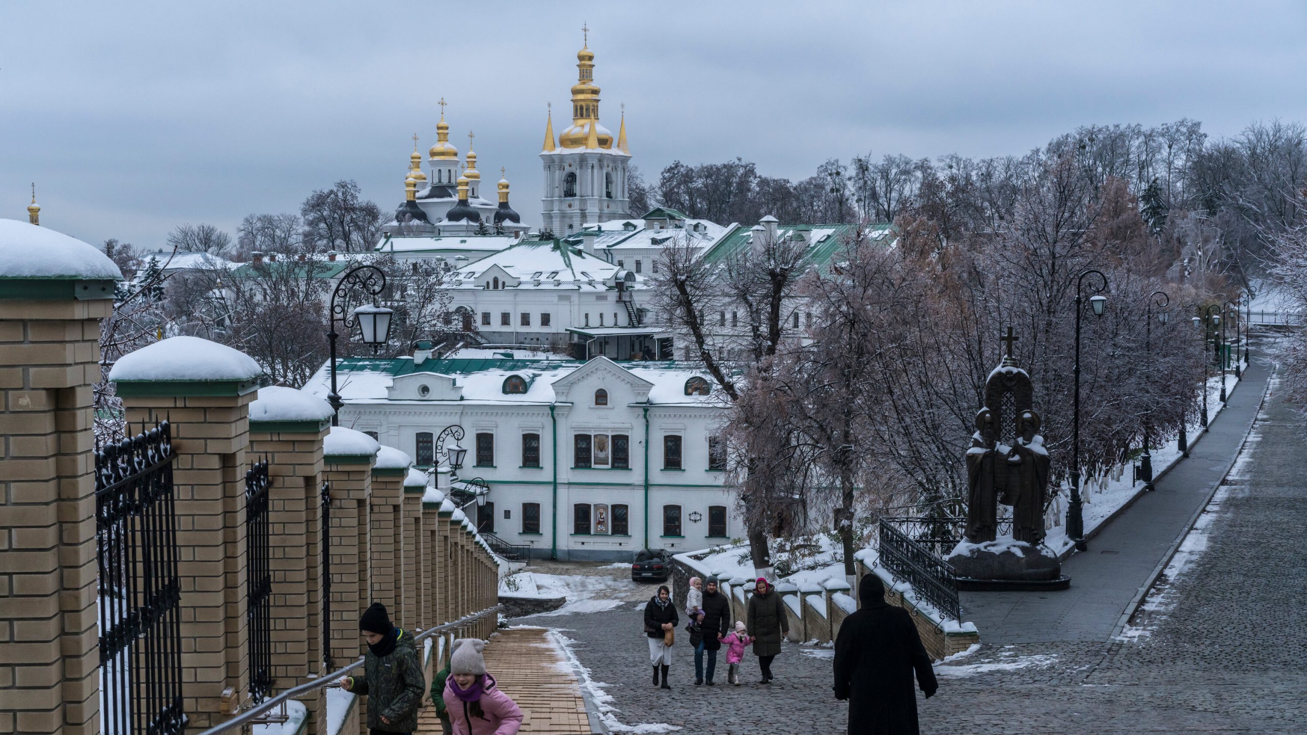 Kievi përgatitet “të festojë”, pemë Krishtlindjesh pa drita do të vendosen në qytet