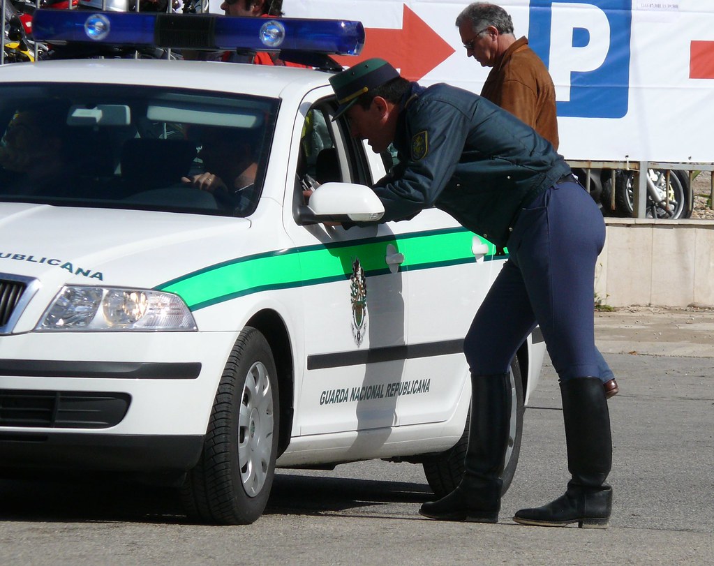 Bënin “kërdi” me vjedhje në Portugali, dy shqiptarë të arrestuar, i treti u grabit makinën policëve dhe zhduket