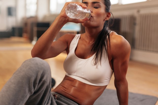 A duhet të pimë ujë gjatë stërvitjes?