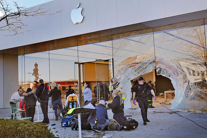 Tragjedi në SHBA, makina futet në dyqanin e “Apple”, një viktimë dhe 16 të plagosur
