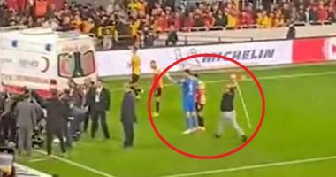 VIDEO/ Panik në Turqi: Tifozi hyn në fushë dhe godet me shufrën e flamurit portierin