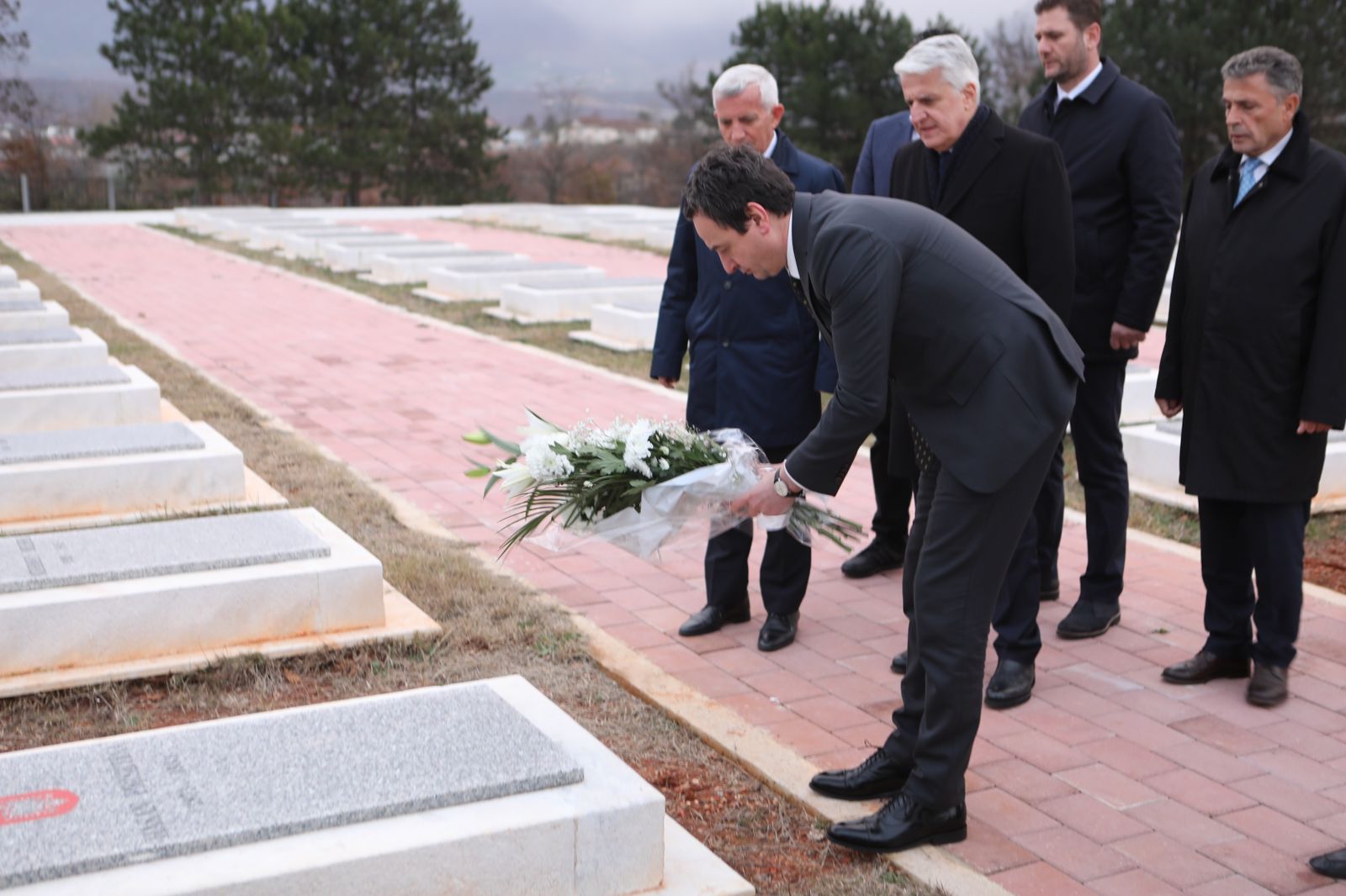 Kurti dhe Majko vendosin lule në varrin e Hasan Prishtinës në Kukës