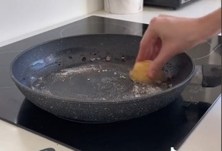 VIDEO/ Truku që befasoi njerëzit, si t’i pastroni lehtësisht tiganët me një patate