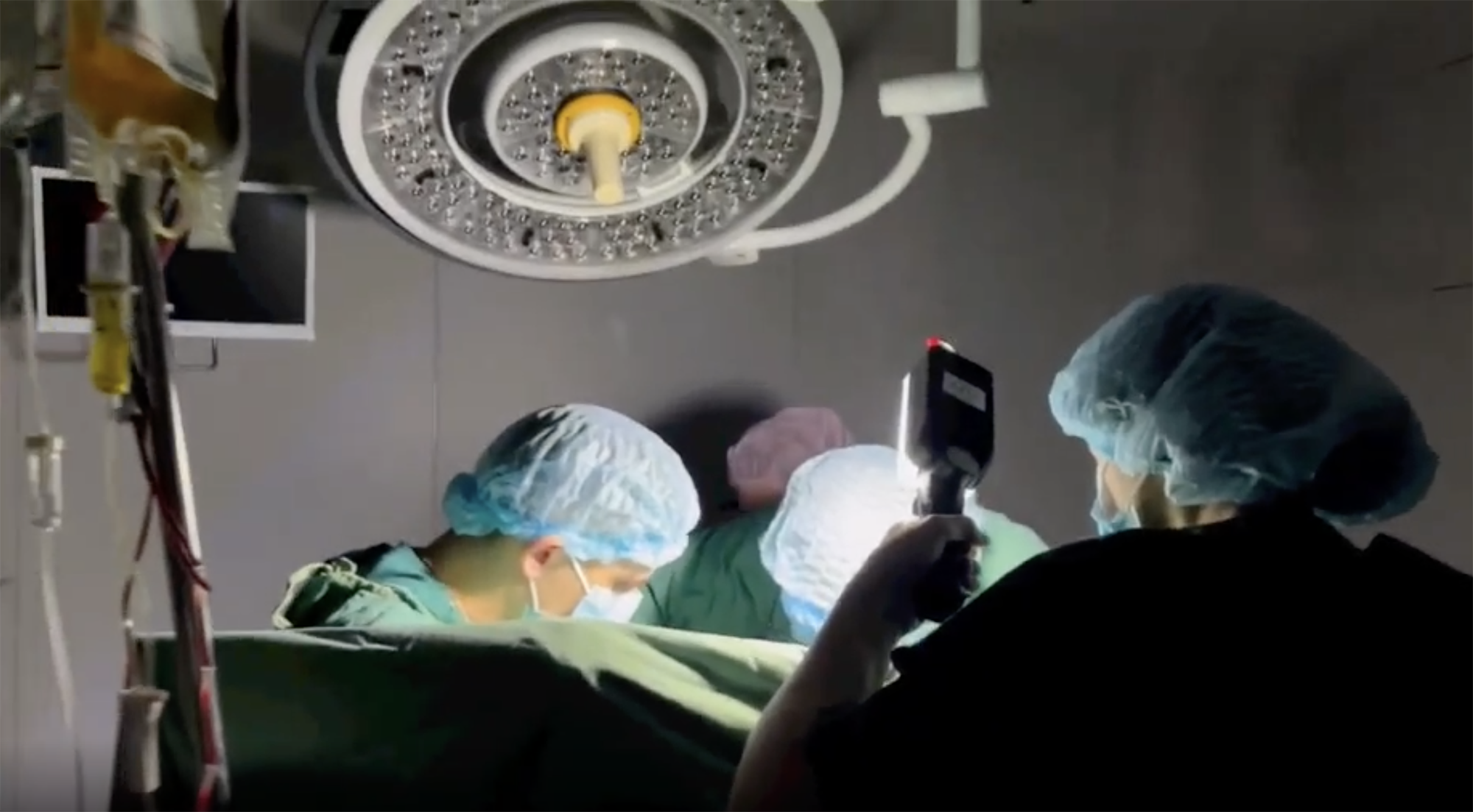 “Mrekulli” në mes të territ, mjekët ukrainas i operojnë pacientët me dritën e elektrikut