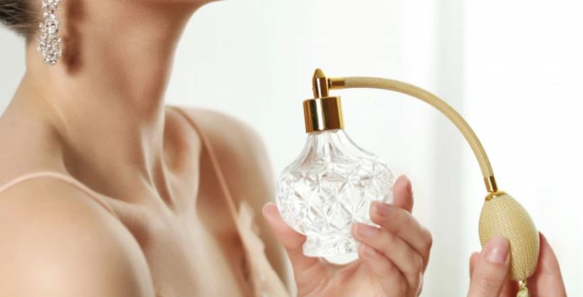 Dermatologia paralajmëron: Mos spërkatni parfum në këtë pjesë të trupit, mund të shkaktojë sëmundje
