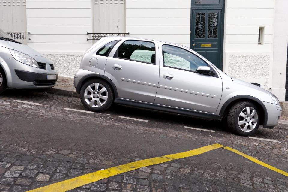 Si ndodhi ngjarja? Gruas zviceriane i kalon tre herë sipër trupit makina e saj