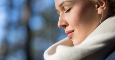 Si të kujdeseni për lëkurën gjatë vjeshtës? 4 gjërat që duhet t’i bëni rutinë