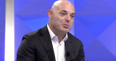 “Vajzat goditën mbi ëndrrën e dëshmorëve për një shoqëri më të mirë”, Blendi Fevziu reagon pas dhunës së të moshuarës në Pejë