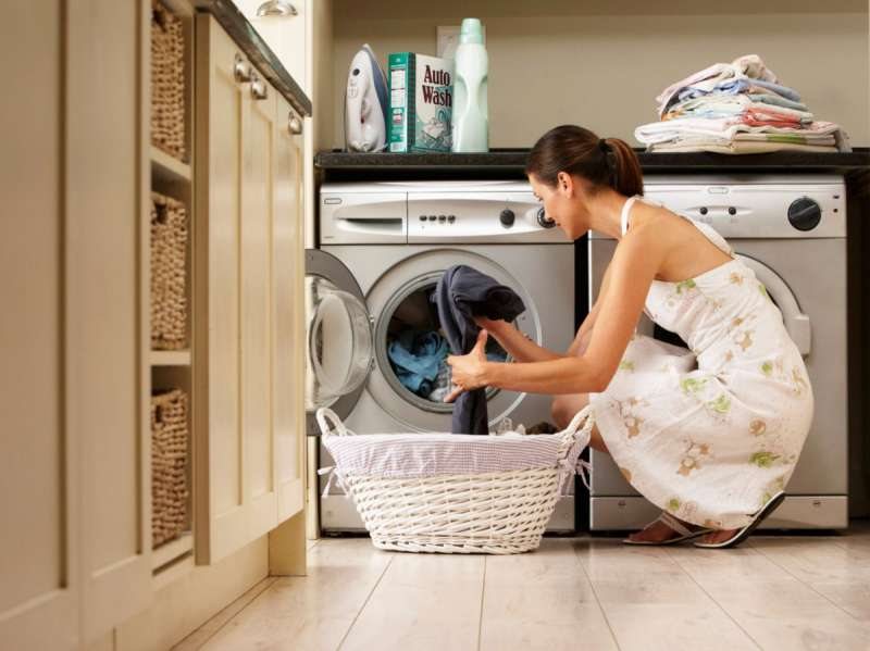 Ju zbehen rrobat kur i lani në lavatriçe? Hidhni tre lugë sheqer dhe shihni rezultatet