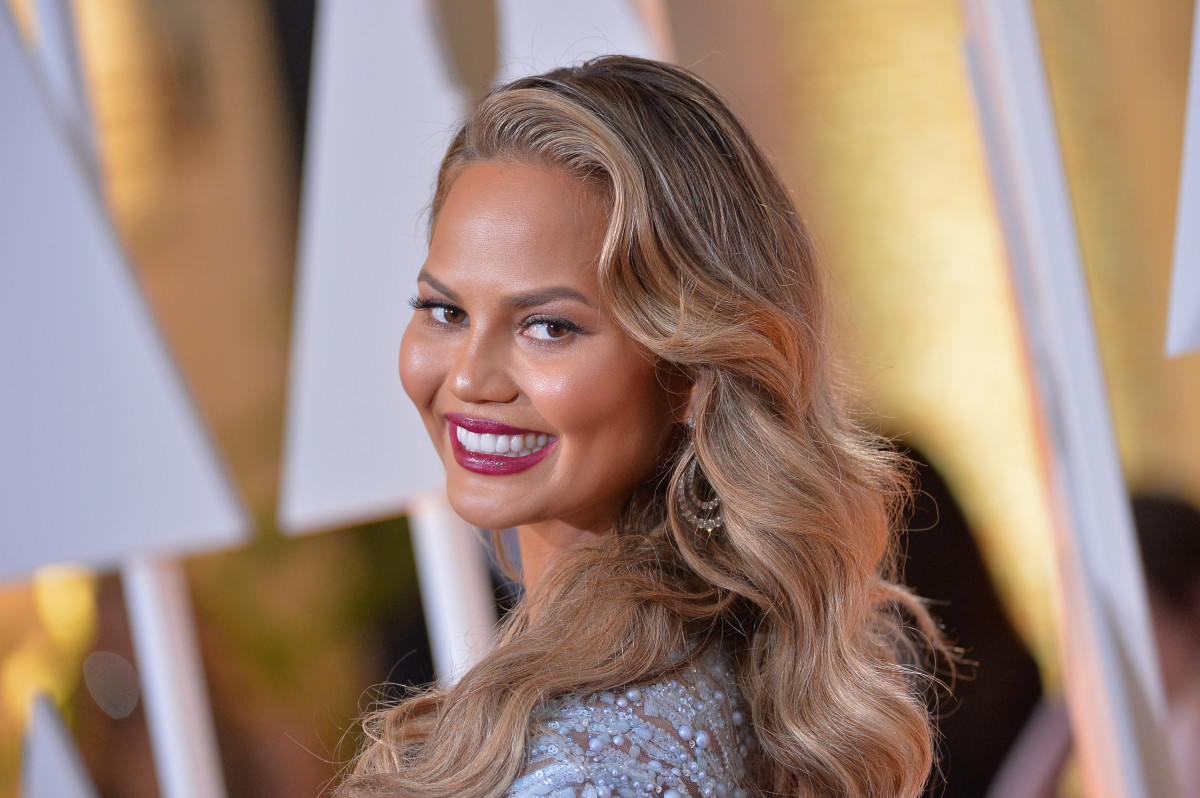 FOTO/Chrissy Teigen pozon e zhveshur para pasqyrës, pak para se të lindte fëmijën e tretë