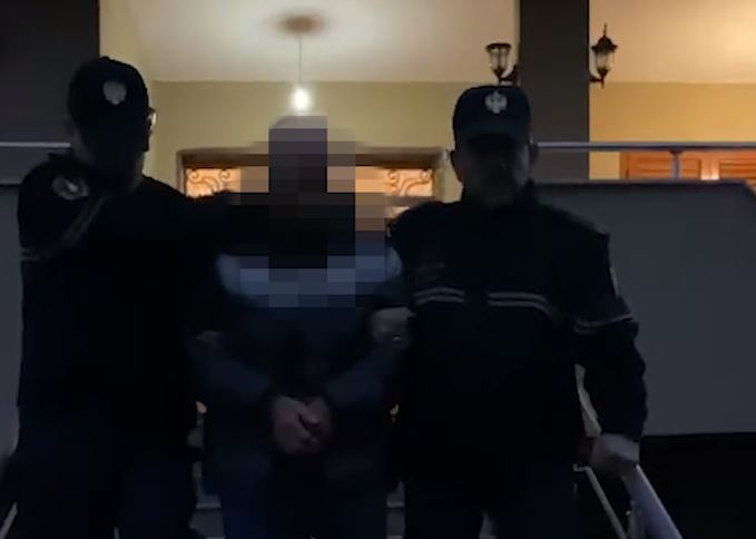 Kërcënoi me jetë nipin për motive pronësie: Arrestohet 57-vjeçari në Kavajë, sekuestrohet një automatik
